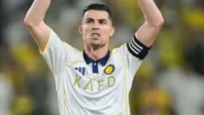 Ronaldo chora, marca 2 e encosta em Messi na contagem de títulos