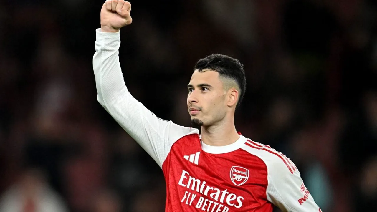 Jogadores do Arsenal e PSG em disputa de bola durante partida da Champions League 2025/26
