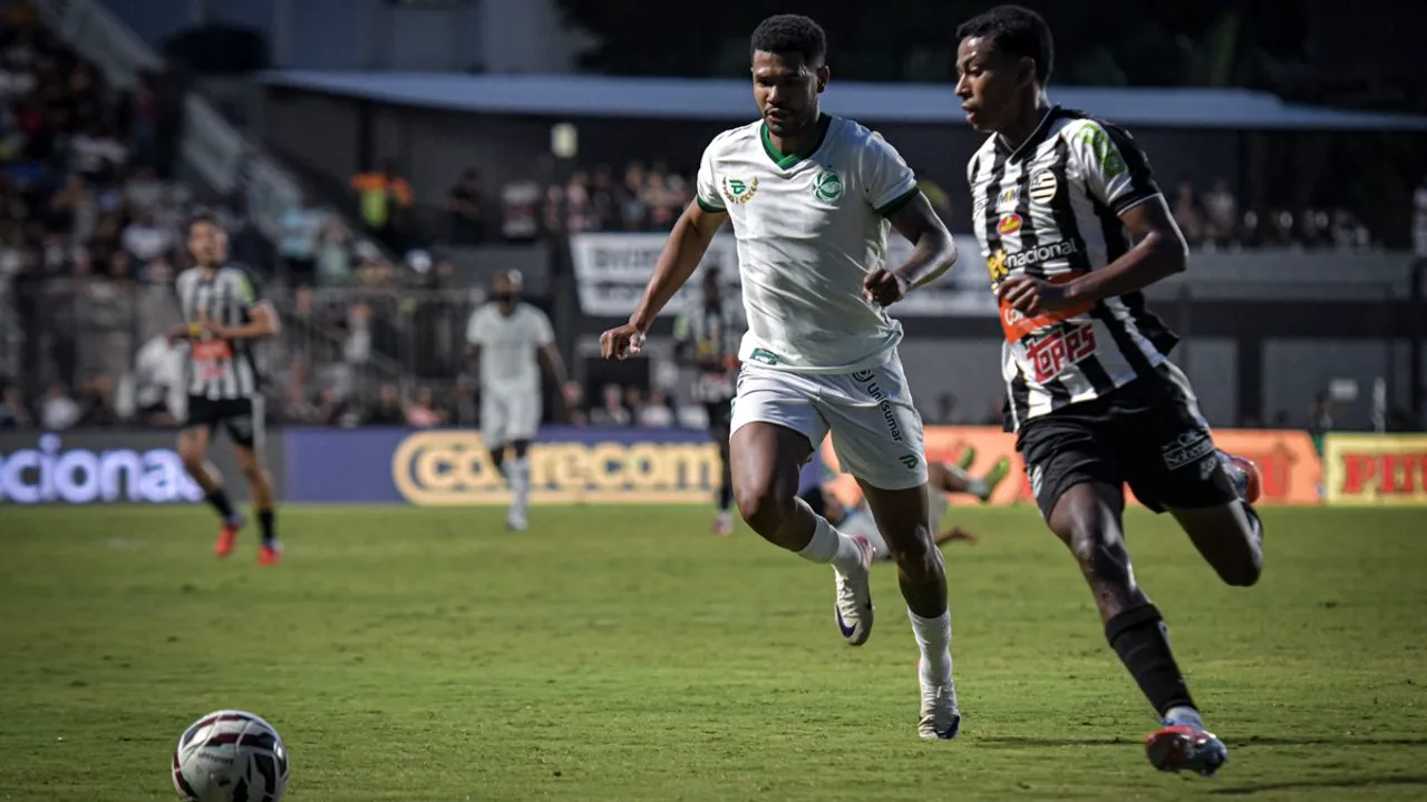 André, volante do Corinthians, recebe cartão vermelho durante partida do Brasileirão 2026 na Neo Química Arena