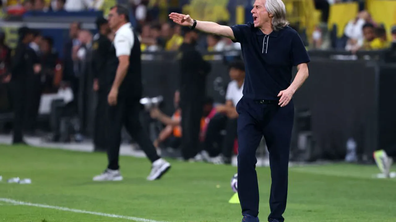 Jorge Jesus sorrindo à beira do campo após conquista do título saudita com o Al-Nassr