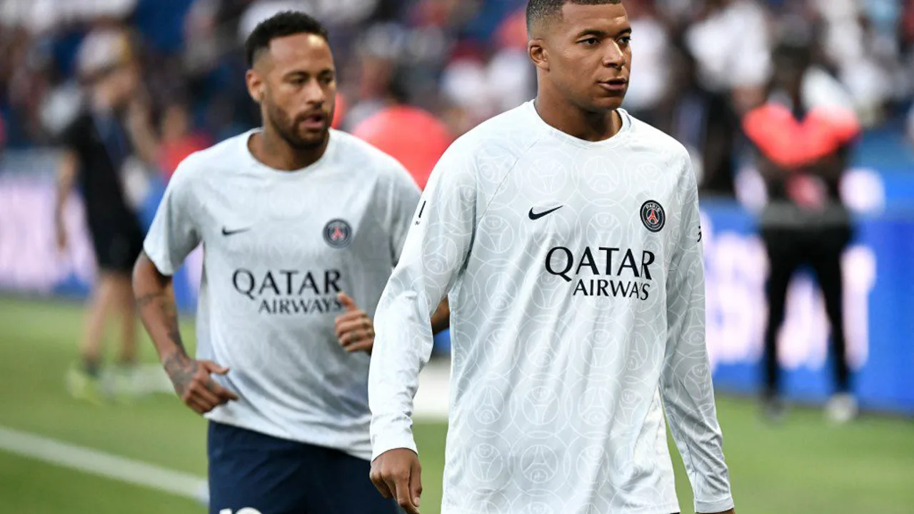 Messi, Neymar e Mbappé em campo pelo PSG no Parc des Princes durante a Ligue 1