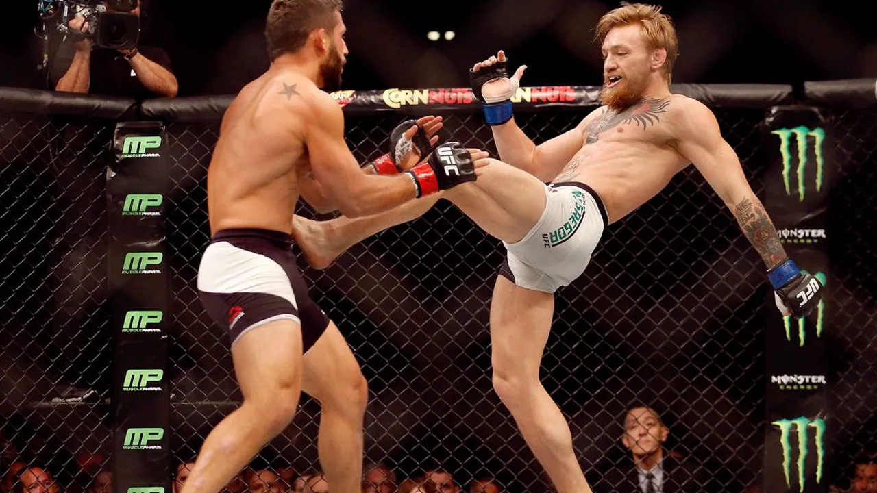 Conor McGregor e Max Holloway se encaram no octógono do UFC em Las Vegas durante pesagem oficial