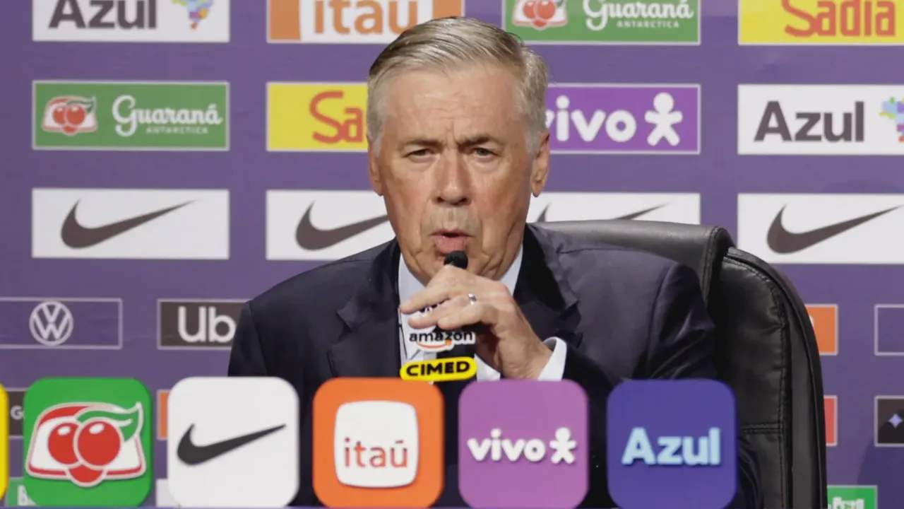 Galvão Bueno com microfone em cabine de transmissão durante jogo da Copa do Mundo
