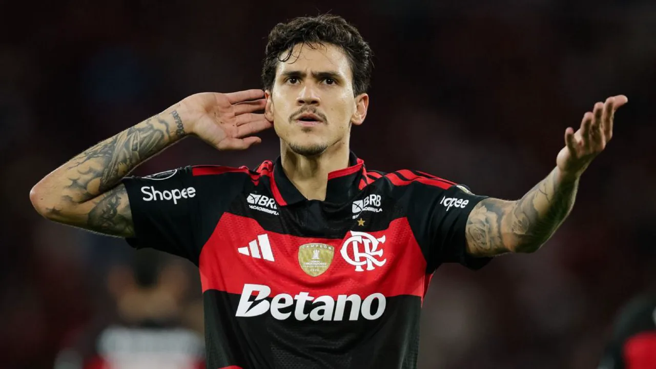 Pedro, centroavante do Flamengo, comemorando gol no Maracanã pela Copa Libertadores 2026