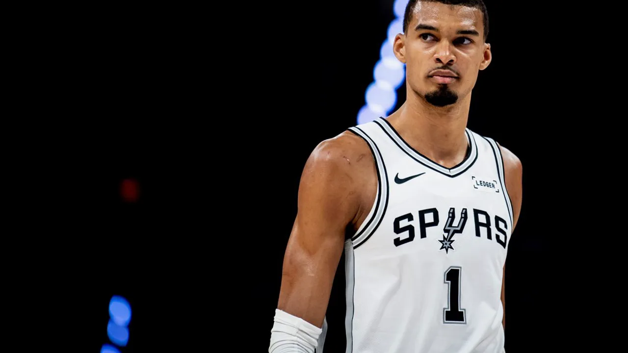 Stephon Castle dos San Antonio Spurs conduzindo a bola contra defensores do Oklahoma City Thunder nos playoffs da NBA