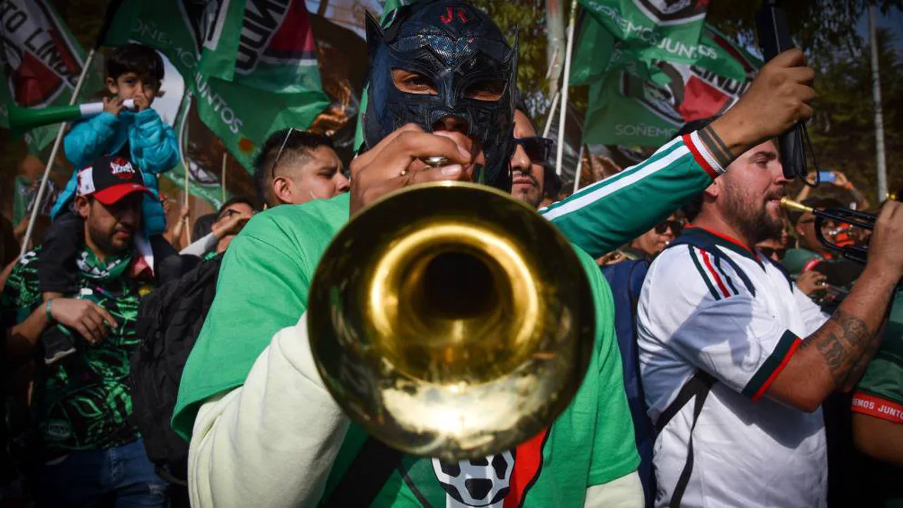 Torcida mexicana fazendo a ola no Estádio Azteca durante partida da seleção do México