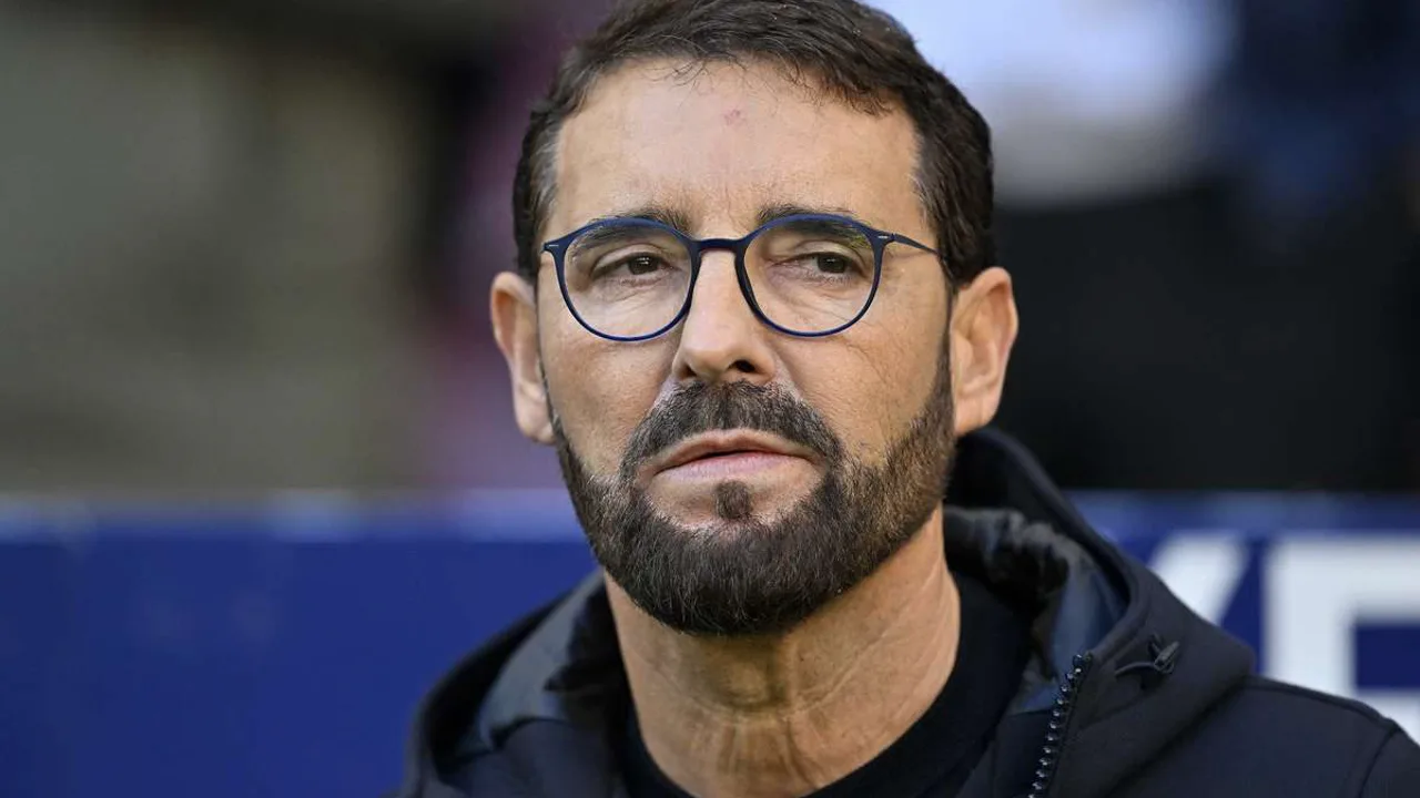 José Bordalás Jiménez, treinador do Stade Brestois 29, na beira do campo durante partida da Ligue 1
