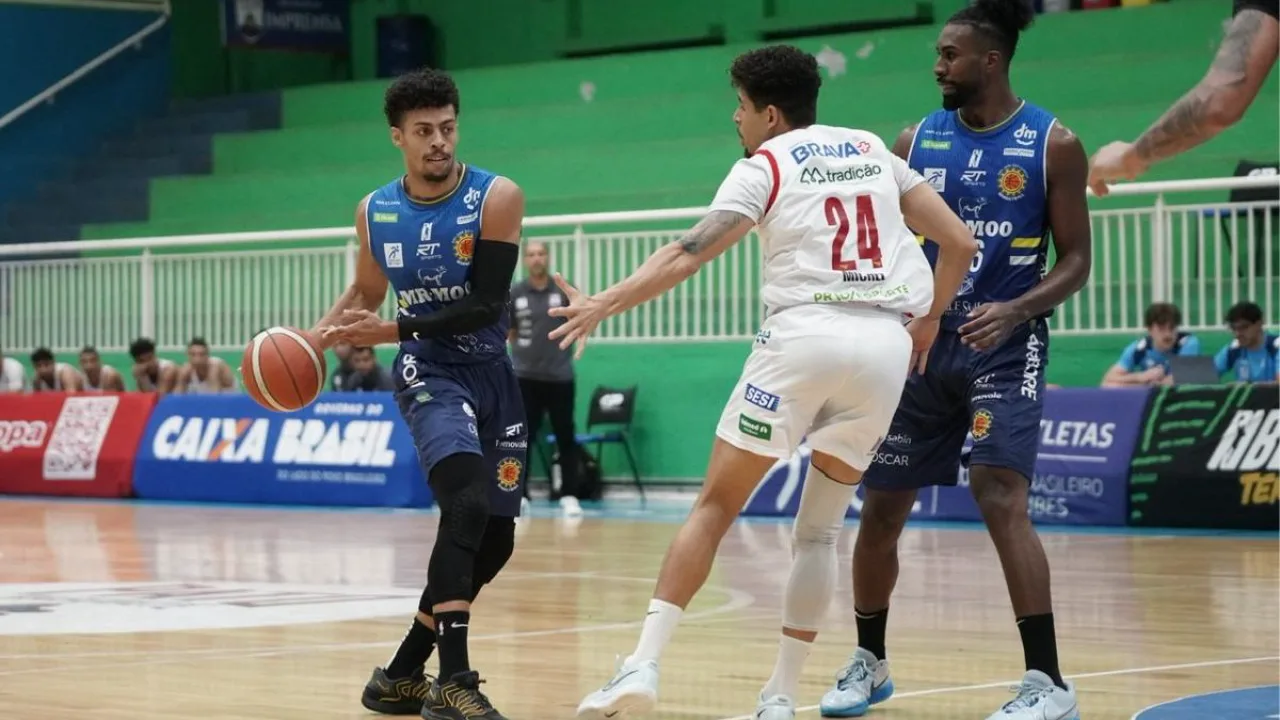 Quadra do Ginásio do Sesi durante partida de basquete entre Pato e São José em dezembro de 2024
