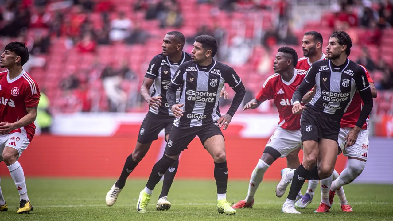 Rüdiger Rehm, treinador alemão do Rennes, observando o jogo na beira do campo na Ligue 1