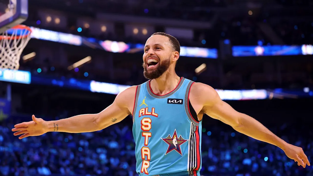 Quadra da NBA vista de cima com placar eletrônico mostrando estatísticas da temporada regular