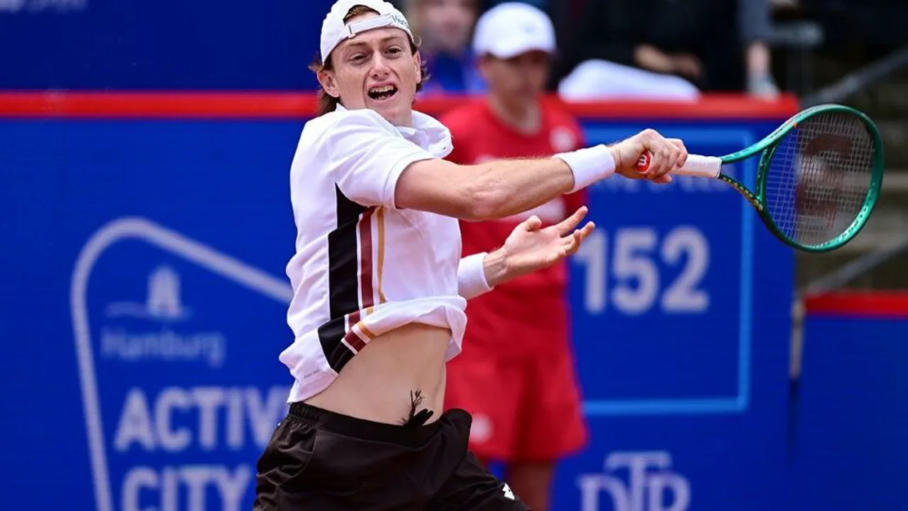 Ignacio Buse em quadra de saibro no ATP 500 de Hamburgo, celebrando ponto durante vitória sobre Mensik