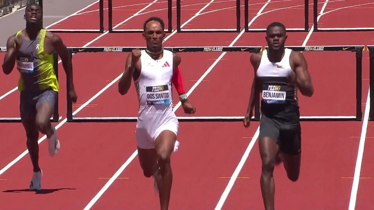 Alison dos Santos cruzando a linha de chegada nos 400m com barreiras no Hayward Field em Eugene, Oregon