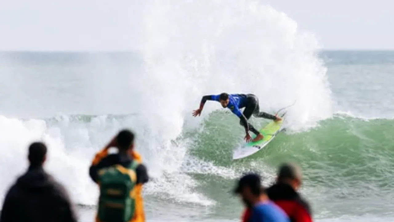 Filipe Toledo surfando em Manu Bay, Nova Zelândia, durante as oitavas de final da WSL