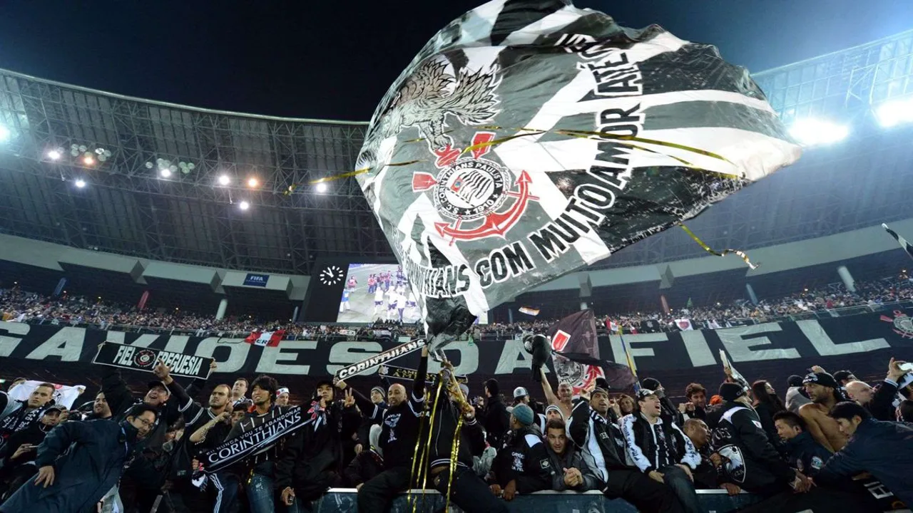 Torcida do Corinthians na Neo Química Arena durante jogo do Brasileirão 2026