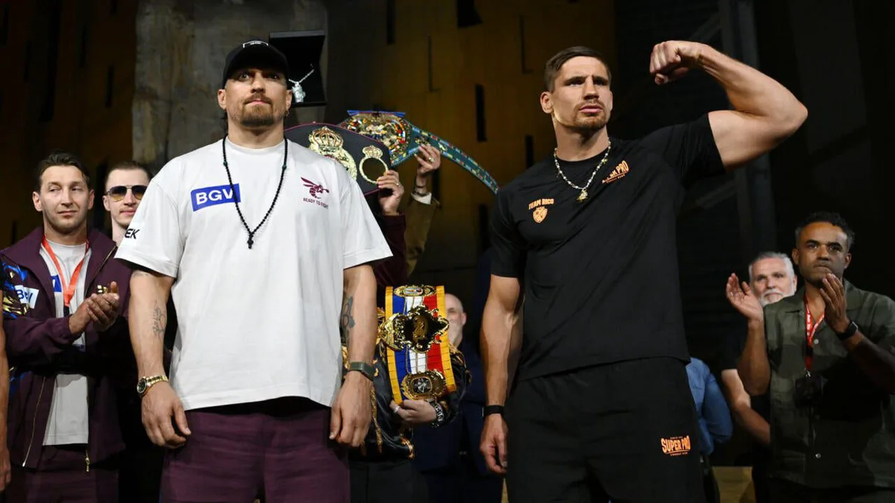 Oleksandr Usyk e Rico Verhoeven frente a frente nas Pirâmides de Gizé antes da luta pelo WBC heavyweight