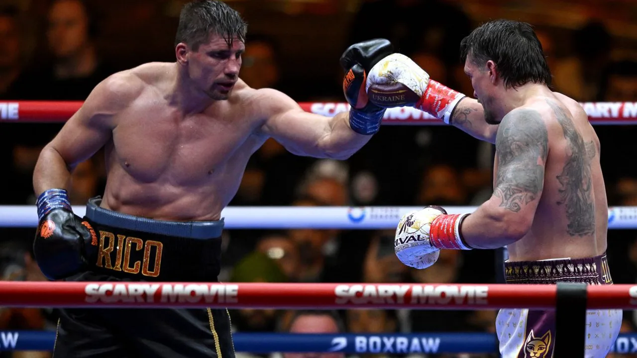 Oleksandr Usyk e Rico Verhoeven se encaram no ringue montado diante das Pirâmides de Gizé, Cairo, Egito