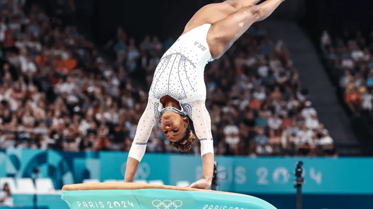 Rebeca Andrade executa o Yurchenko com dupla pirueta no CT do Time Brasil no Rio de Janeiro em 2026