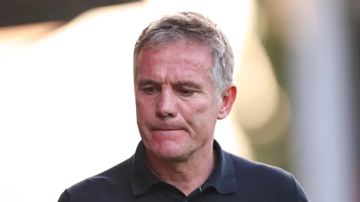 John Askey, treinador inglês do Chapecoense-SC, observando o jogo à beira do campo na Série B 2026