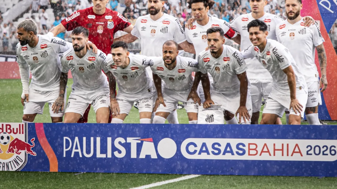 Jogadores do Santos cabisbaixos após sofrer gol de virada na Arena do Grêmio pelo Brasileirão 2026