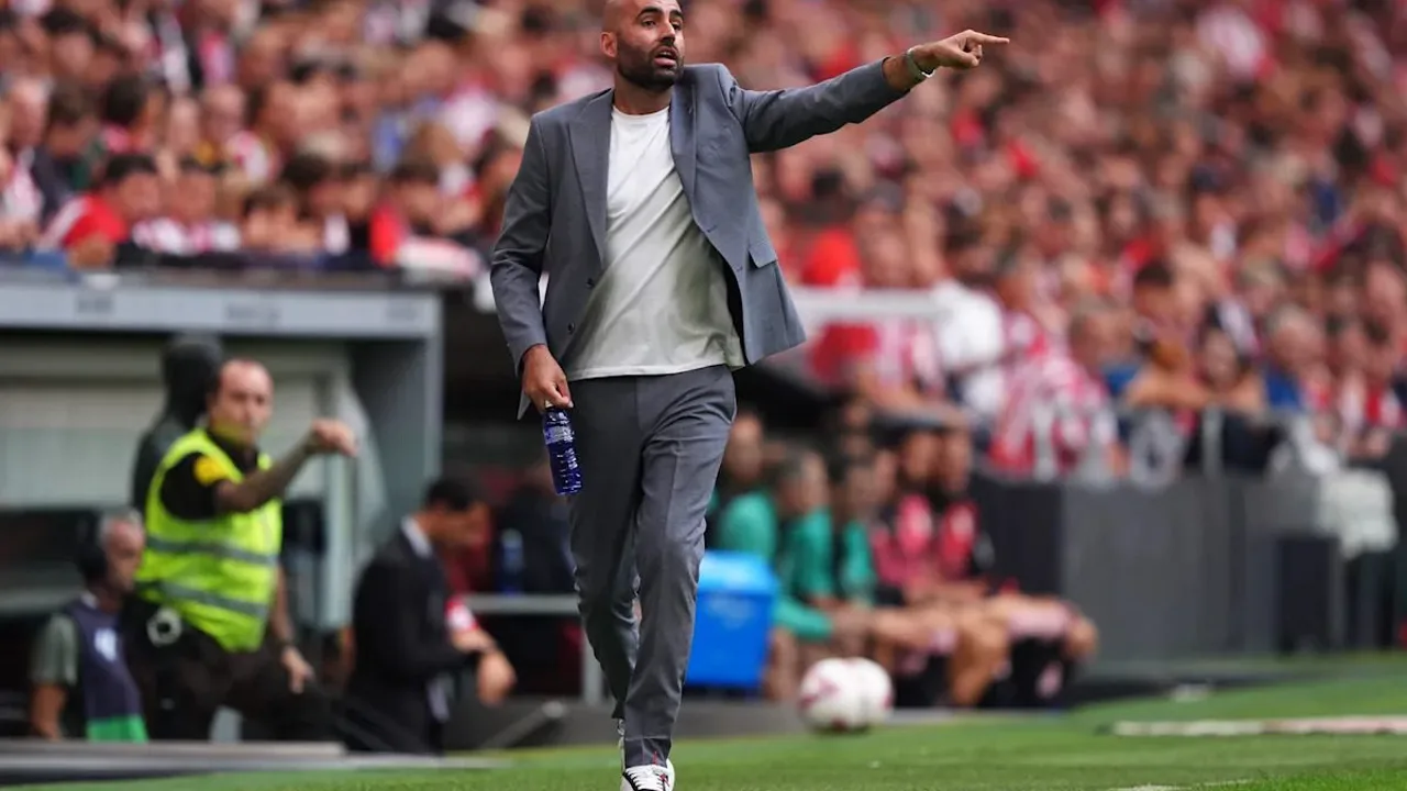 Claudio Giráldez, treinador espanhol do Away Team Wilbon na Premier League 2025/2026