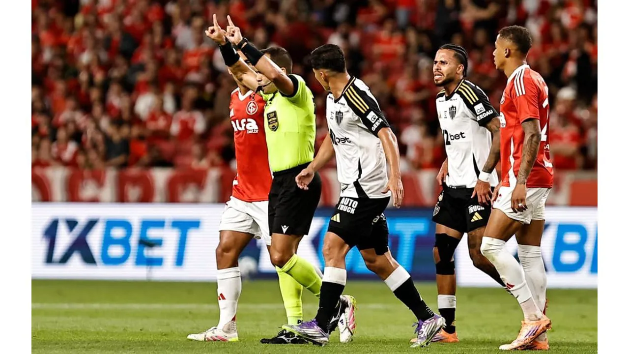 Leif Davis com a camisa 3 do Lens em campo pela Ligue 1 2025/2026