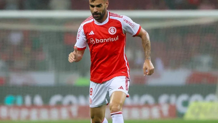 Lucas Bernadou, meia francês do Club Guarani, com a camisa 6 durante partida da Copa Sul-Americana em 2026
