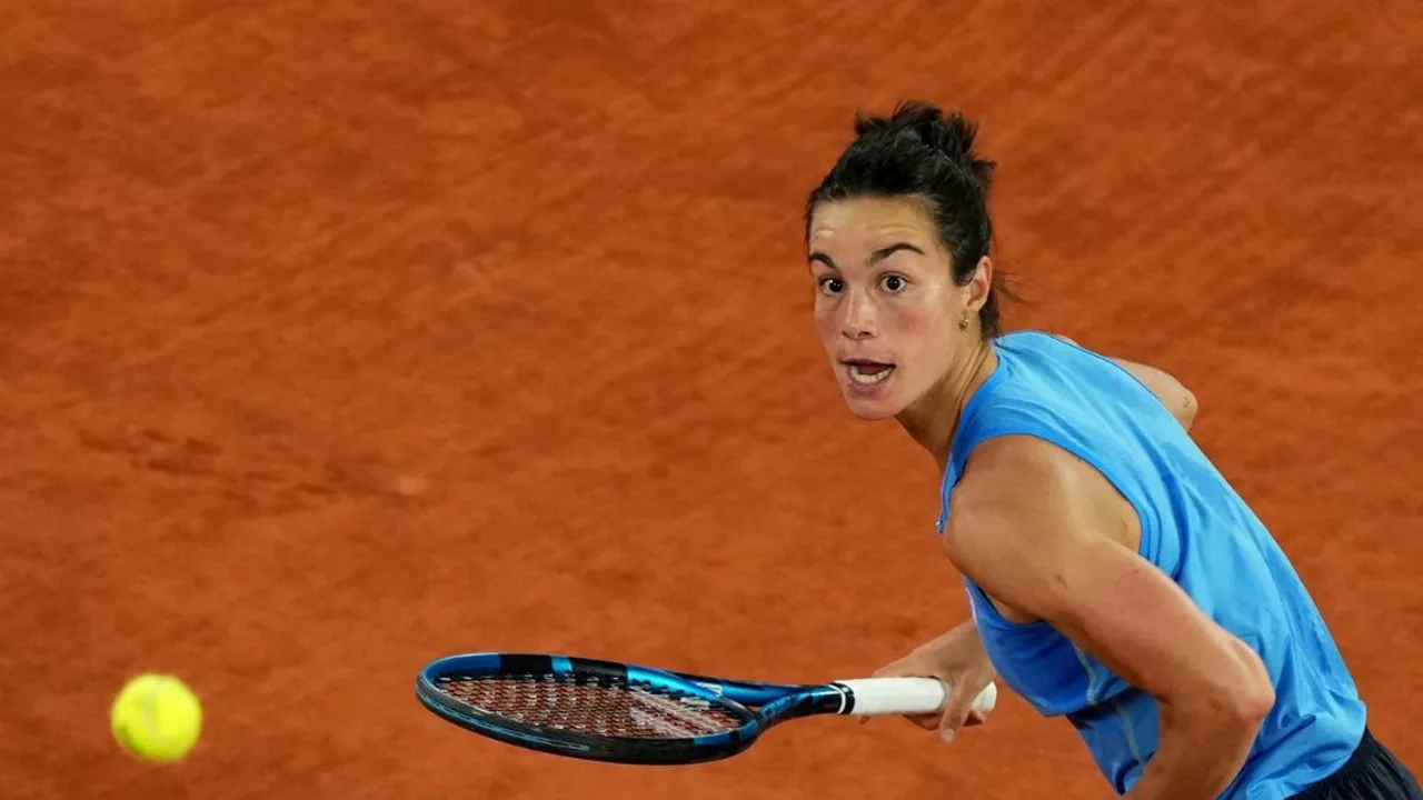 Loïs Boisson em quadra de saibro durante Roland Garros, postura defensiva na linha de fundo