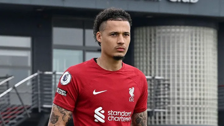 Rhys Williams, zagueiro do Liverpool, em ação durante partida da Premier League 2025/2026