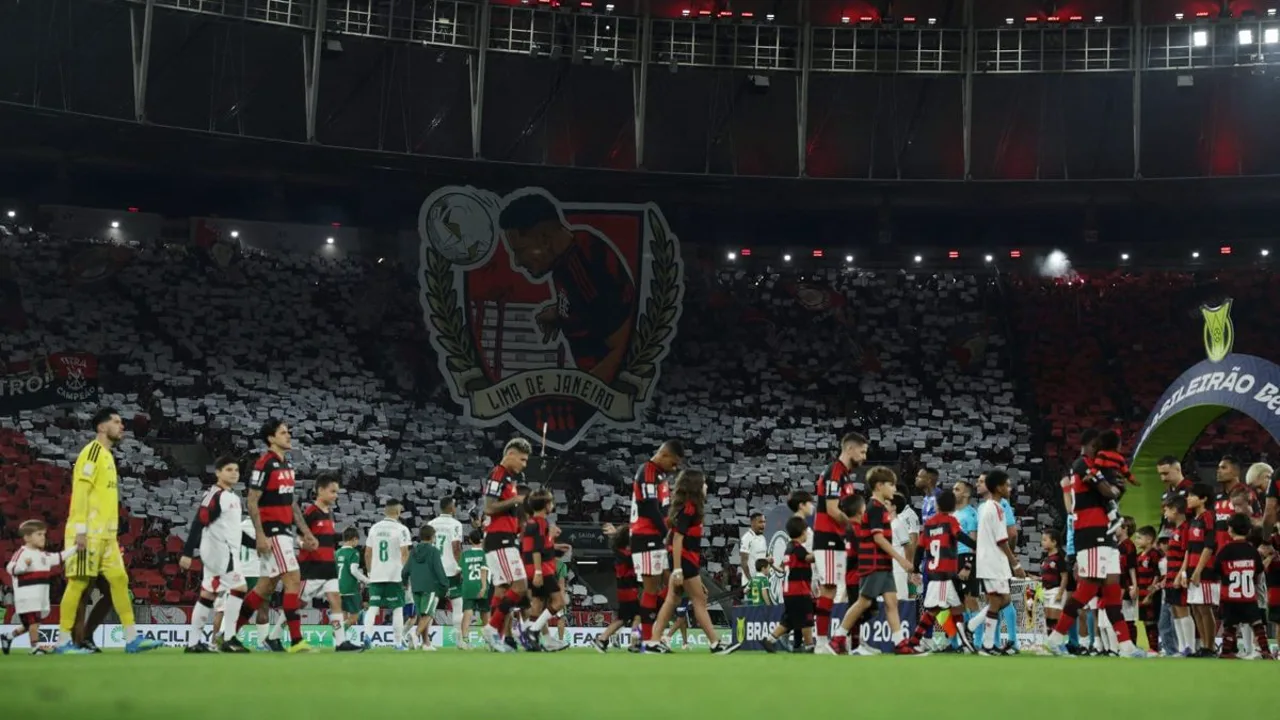 Anthony Caci, zagueiro do RB Bragantino, com a camisa 19 em campo no Brasileirão Série A 2026
