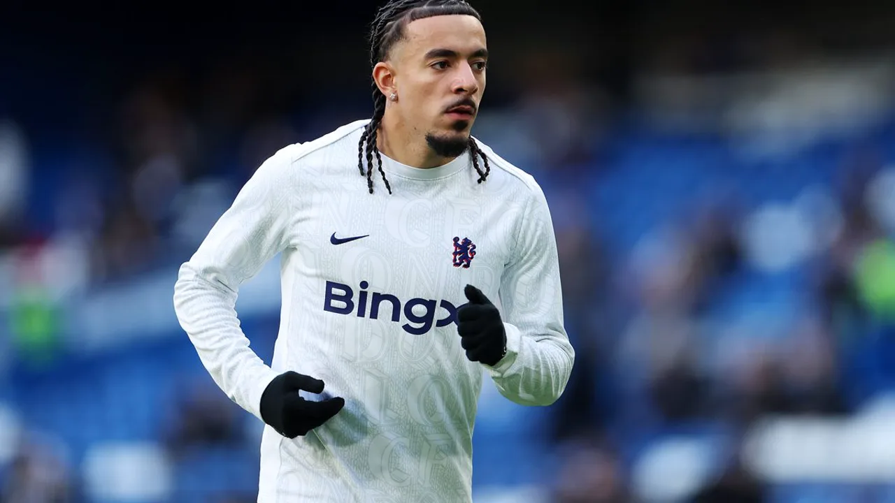 Malo Gusto, zagueiro do Chelsea de camisa 27, em ação durante partida da Champions League 2025/2026