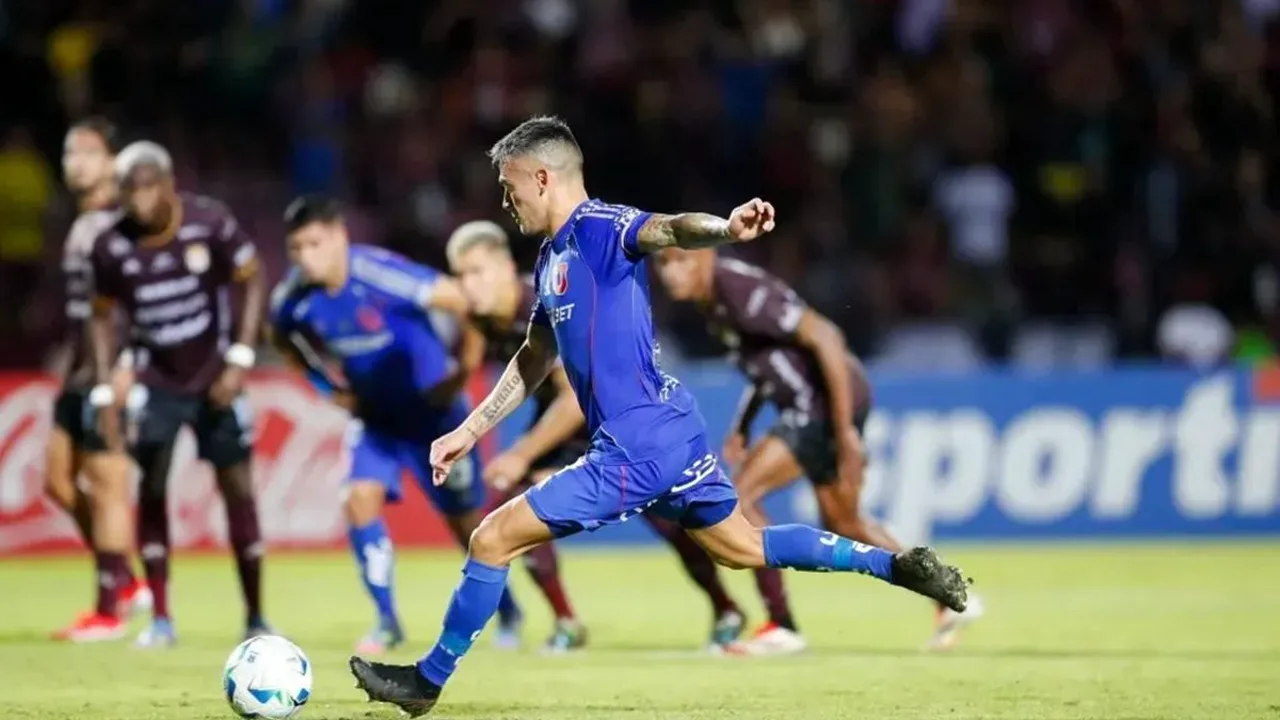 Franner Xavier López Castillo, meia do Carabobo FC, com a camisa 16 em partida da Copa Sudamericana 2026