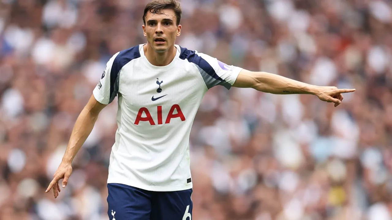 João Palhinha com a camisa 6 do Tottenham em campo durante partida da temporada 2025-2026