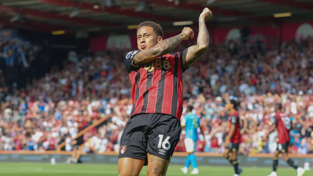 Marcus Tavernier, meia do AFC Bournemouth, conduzindo a bola durante partida da Premier League 2025/2026
