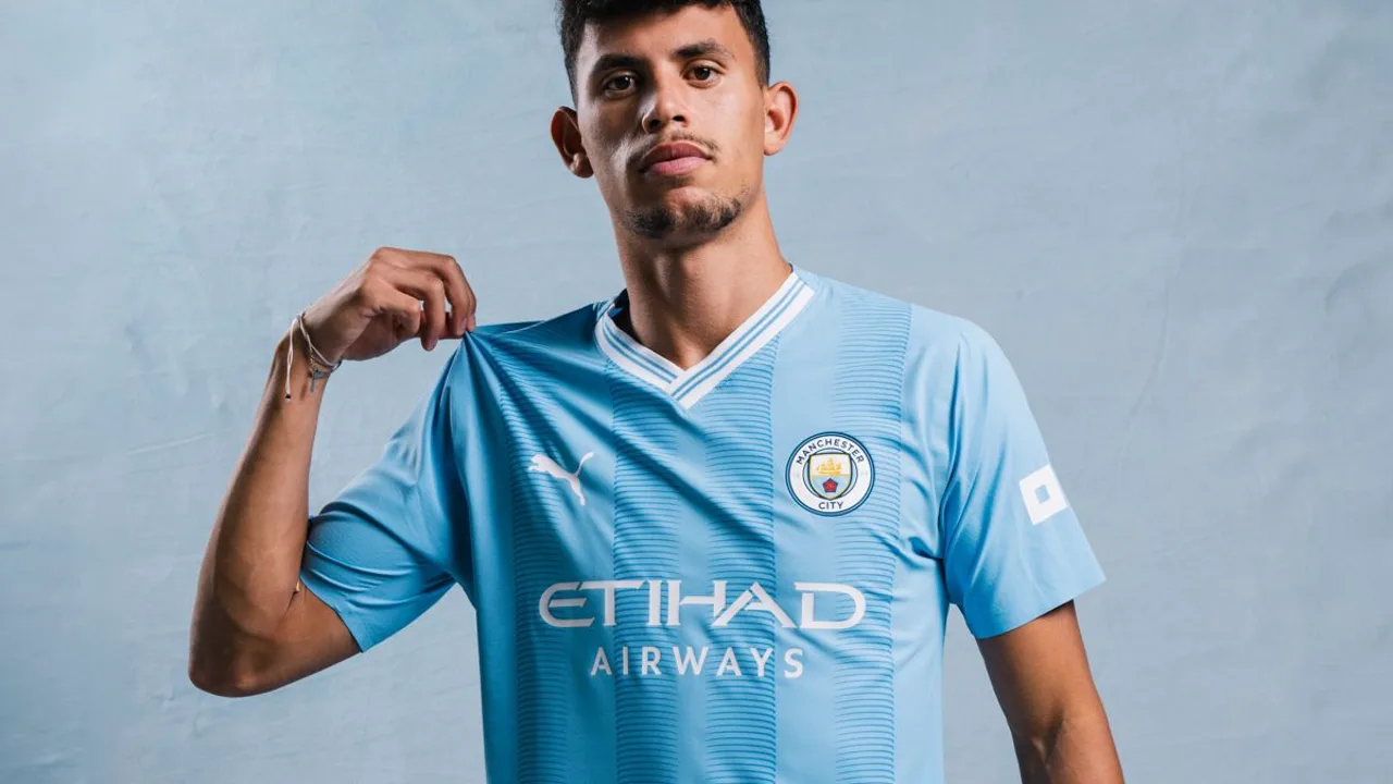 Matheus Nunes com a camisa 27 do Manchester City em ação durante partida da Champions League 2025/2026