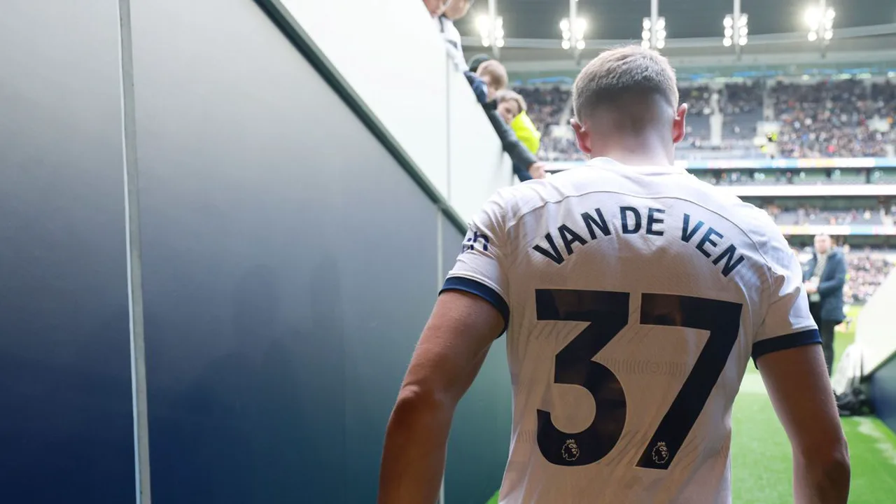 Mickey van de Ven, zagueiro do Tottenham, em ação defensiva na Champions League 2025/2026