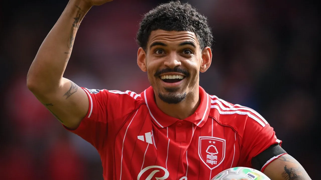 Morgan Gibbs-White comemora gol pelo Nottingham Forest contra o Bournemouth no City Ground