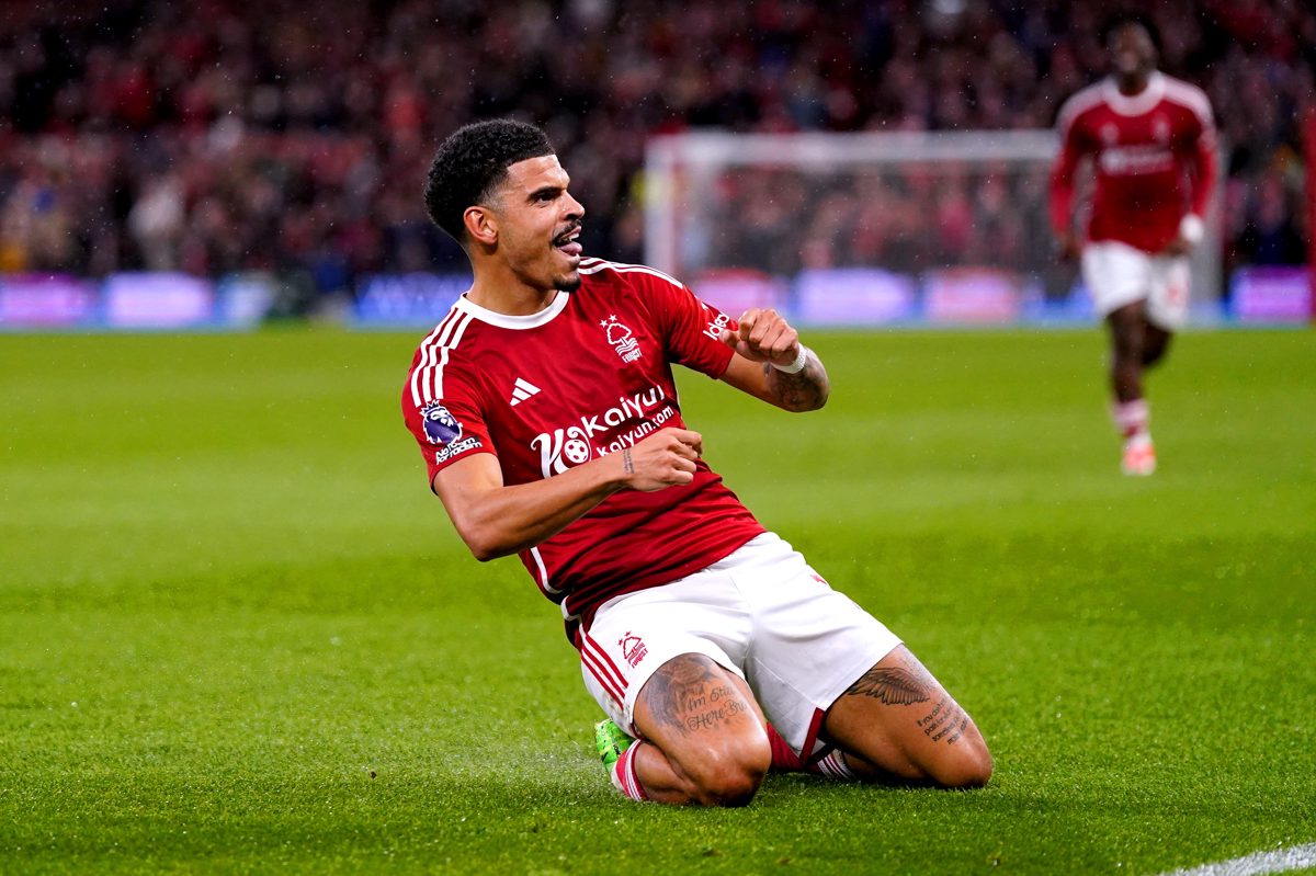 O momento que decidiu o jogo Gibbs-White abre, Tavernier empata e For
