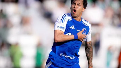 Kaio Jorge converte pênalti e Cruzeiro vence Chapecoense com ajuda do VAR