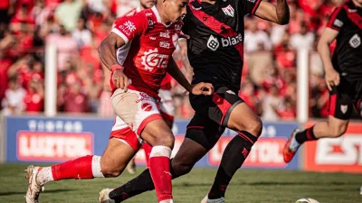 Nathan Pelae cabeceia, leva amarelo e carrega o América sobre o Vila Nova