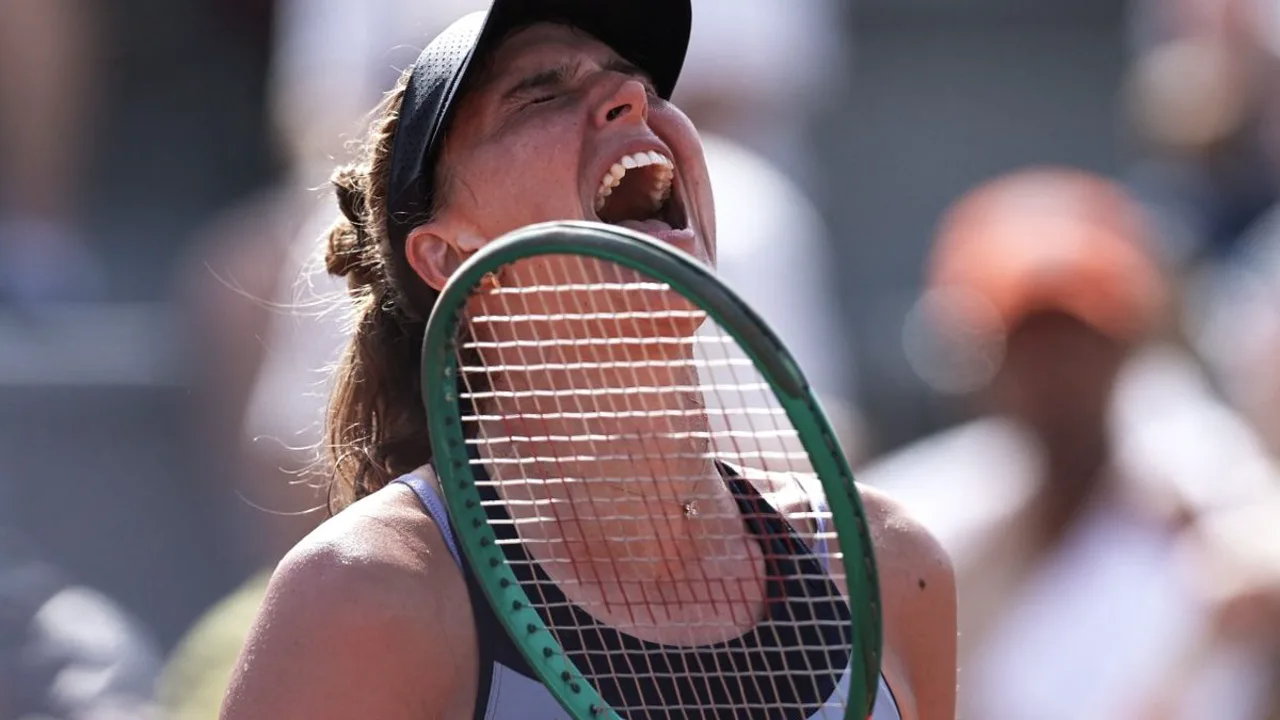 Beatriz Haddad Maia na quadra de saibro de Roland Garros, com expressão de frustração após eliminação na primeira rodada