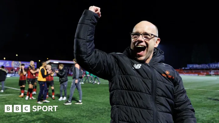 Andy Peaks, treinador inglês do Maccabi Ra'anana, na beira do campo durante a Champions League 2025/2026