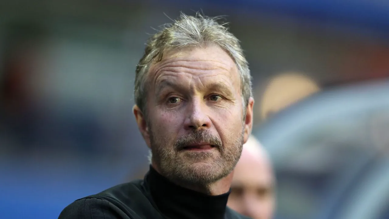 Kevin Maher, treinador do Paris FC, observa o treino na Ligue 1 temporada 2025/2026