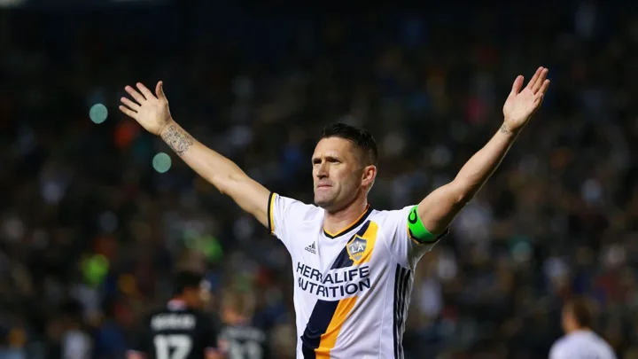 Robbie Keane, treinador do Metz, observando o campo durante partida da Ligue 1 2025/2026