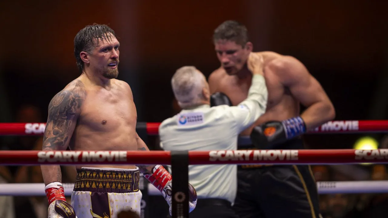 Usyk e Verhoeven no ringue diante das Pirâmides de Gizá, árbitro interrompendo a luta no 11º round