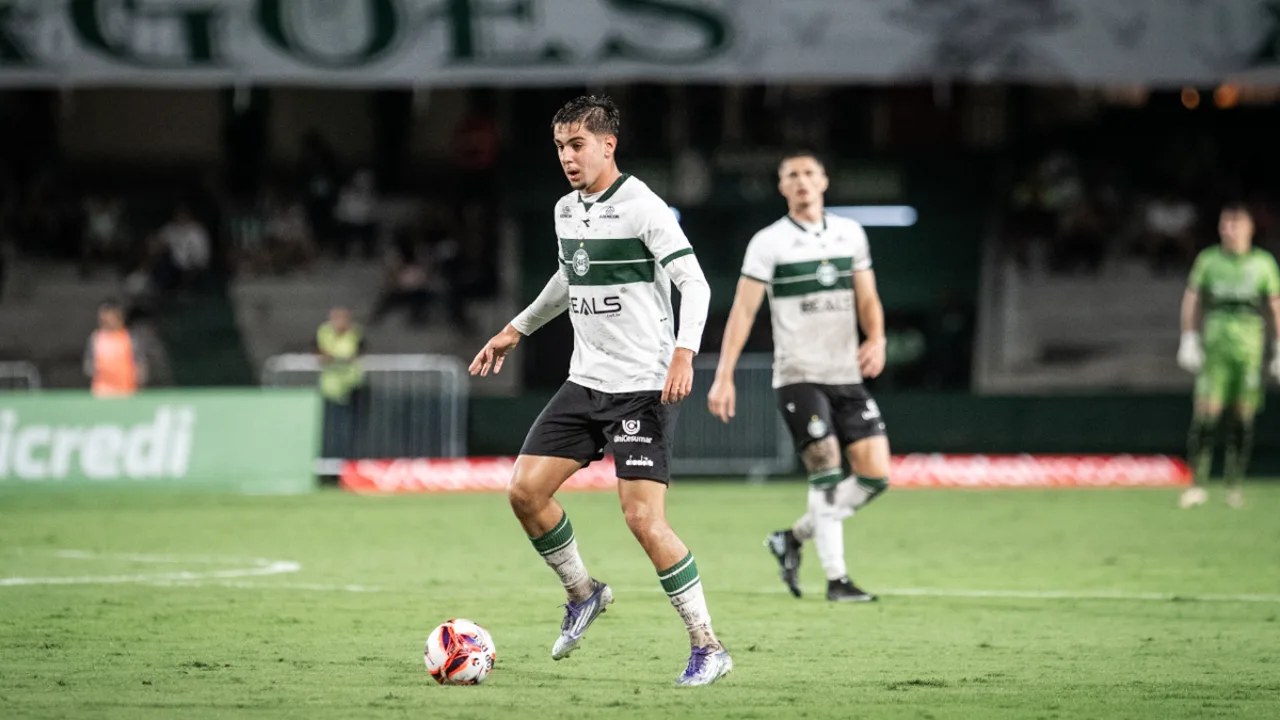 Jogadores de Coritiba e Bahia disputam bola no gramado do estádio Couto Pereira durante o Brasileirão 2026