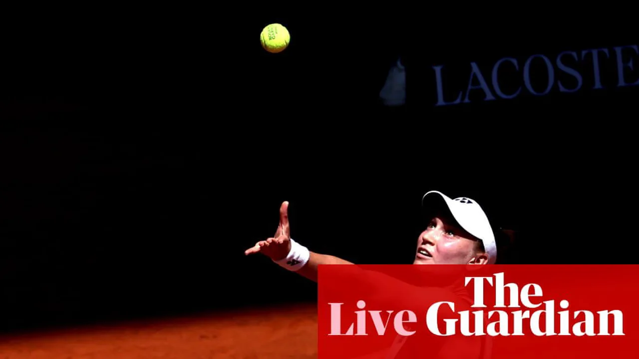 Aryna Sabalenka em quadra de saibro em Roland Garros, com a arquibancada ao fundo