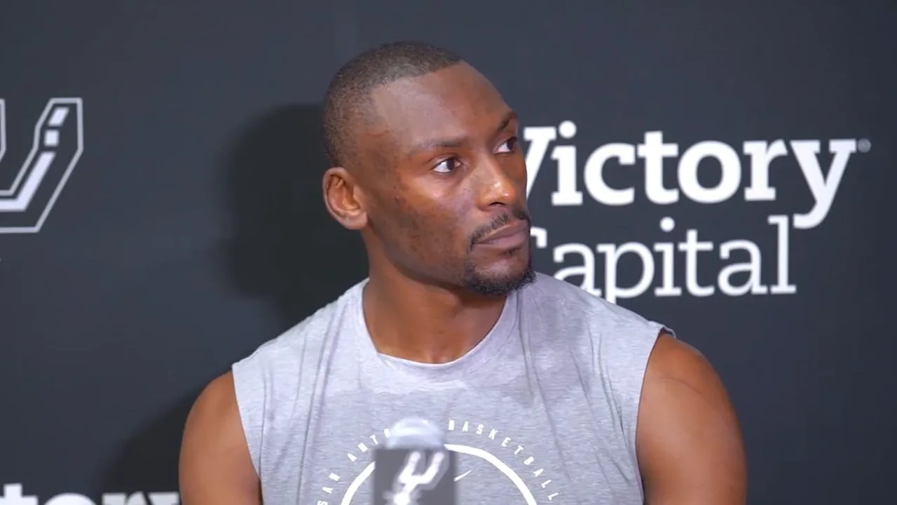 Bismack Biyombo, pivô do San Antonio Spurs, camisa 15, em posição defensiva na NBA temporada 2025/2026