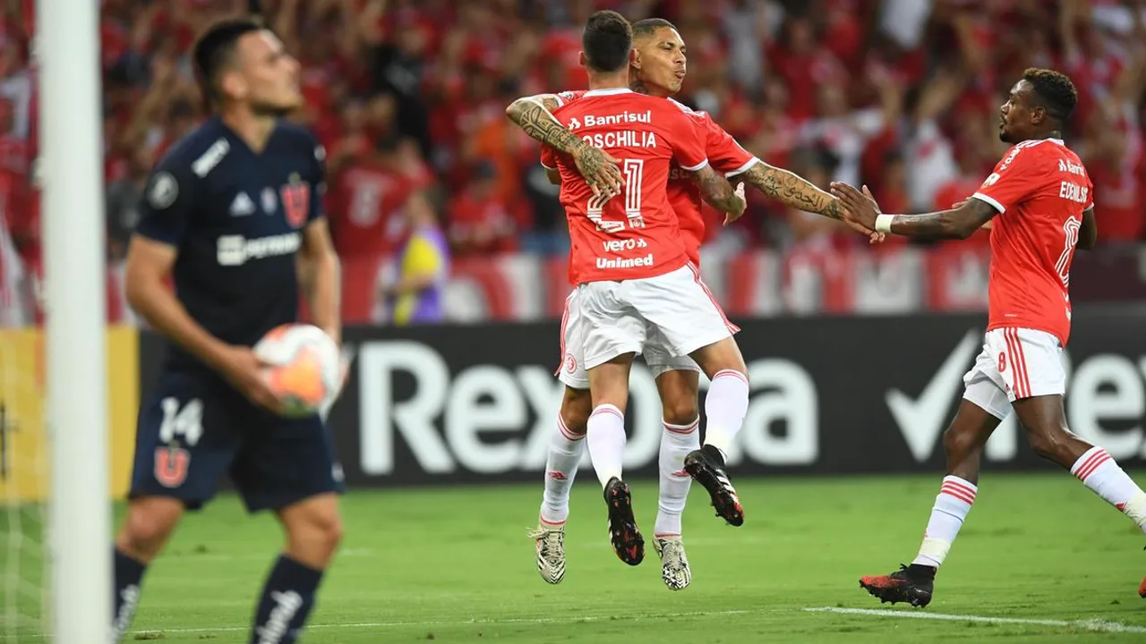 Shamal George, goleiro da Juventus com a camisa 1, posicionado sob a trave durante partida da Champions League