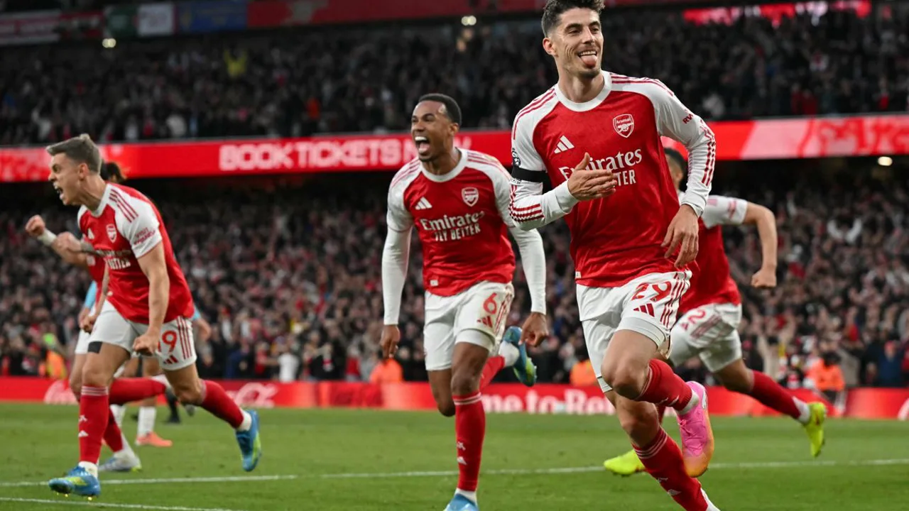 Jogadores do Arsenal e PSG em disputa de bola durante partida da UEFA Champions League na Puskás Aréna, Budapeste