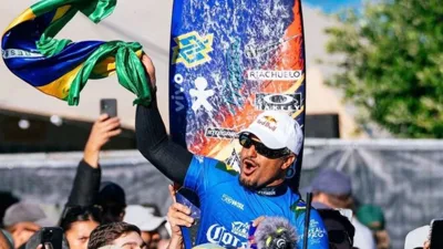 Italo Ferreira arrasa em Manu Bay com 9.33 e retoma o topo do mundo